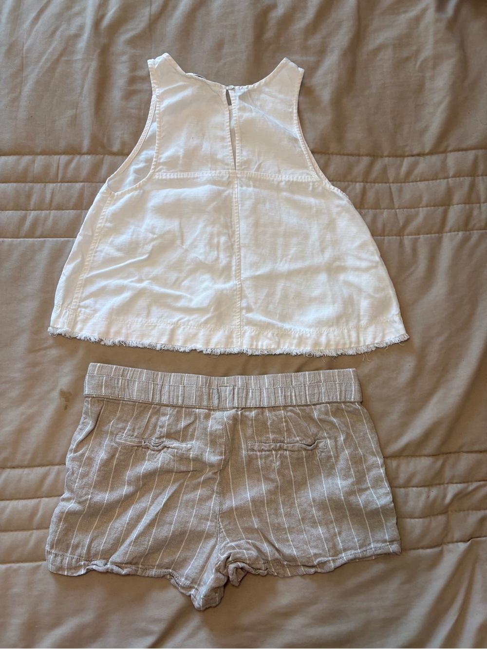 White Sleeveless Linen Crop Top and beige shorts set- lot of 2 items - Picture 2 of 7